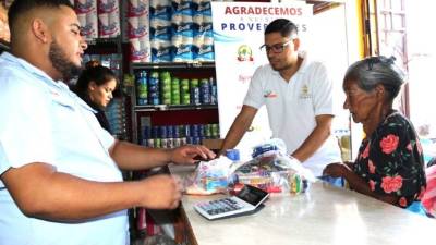 Atención. Una persona de la tercera edad mientras compra en Banasupro en Lempira.