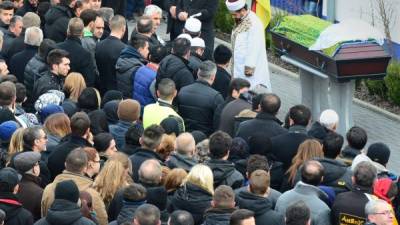 Más de un millar de personas asistieron al funeral de la joven turca.