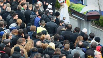 Más de un millar de personas asistieron al funeral de la joven turca.
