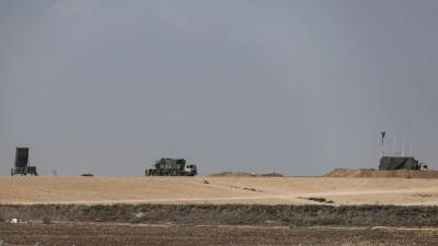 Vista de un sistema de radar de defensa antiaérea del ejercito israelí instalado en un lugar no determinado cercano a la frontera con la Franja de Gaza, este jueves.