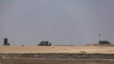 Vista de un sistema de radar de defensa antiaérea del ejercito israelí instalado en un lugar no determinado cercano a la frontera con la Franja de Gaza, este jueves.
