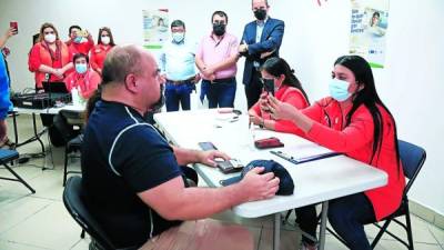 ENTREGA DE CEDULAS POR PARTE DEL RNP EN EL MALL MILTIPAZA