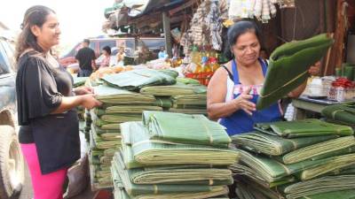María Elena Hernández y Eva Amaya acomodan hojas para la venta. Foto: Jorge Monzón
