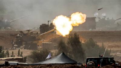Un obús autopropulsado M109 de 155 mm del ejército israelí dispara proyectiles cerca de la frontera con Gaza, en el sur de Israel, el 12 de octubre de 2023.