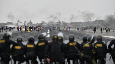 Miles de manifestantes tomaron uno de los principales aeropuertos de Perú y fueron desalojados tras violentos enfrentamientos con la policía.
