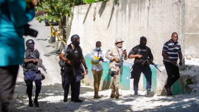 Agentes policiales trabajan cerca de la casa en la que fue asesinado el miércoles el presidente Moise.