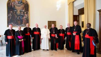 Fotografía facilitada por 'L'Osservatore Romano' que muestra al Papa Francisco durante una reunión con varios cardenales en la Biblioteca de su residencia en la Ciudad del Vaticano. Foto de archivo.