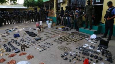 Parte de las armas decomisadas en el centro penal de San Pedro Sula.