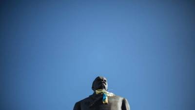 Aspecto de una estatua del ex líder soviético Vladimir Lenin, vestido con una bandera nacional de Ucrania. EFE/Archivo