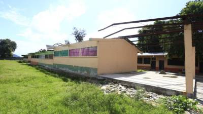 Seis aulas y el auditorio del centro de educación básica quedaron sin techo desde octubre. FOTOS: Moisés Valenzuela