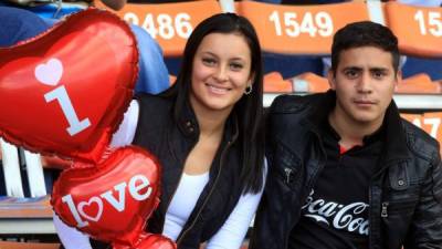 Los hondureños han mostrado su amor y cariño en los estadios de fútbol hondureño en el Día de San Valentín.