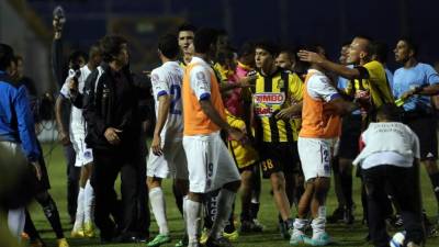 Olimpia y Real España fueron duramente castigados por el relajo al finalizar el encuentro.