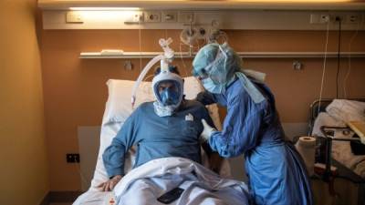 Un paciente con coronavirus es atendido por personal médico en Italia. Foto: AFP