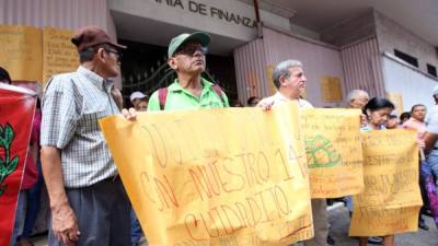 Los trabajadores del INA han hecho múltiples manifestaciones frente a la Secretaría de Finanzas.
