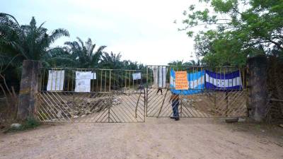 Portones cerrados en una colonia campesina | Fotografía de referencia