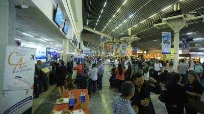 Desde temprano, los viajeros comenzaron a hacer los trámites para volar en el primer viaje de Choice. Foto Cubas.