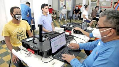 Más de 5,000 personas ya fueron registradas en San Pedro Sula. Foto: Franklyn Muñoz.