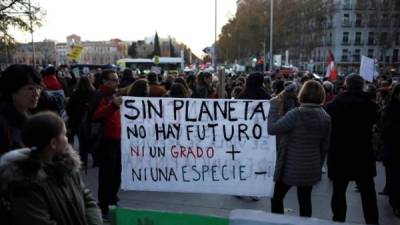 Vista de la Marcha por el Clima este viernes en el centro de Madrid para reclamar a los gobiernos la adopción urgente de medidas frente a la crisis climática.