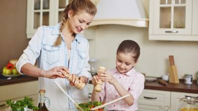 Es importante tomar medidas en casa para que toda la familia ingiera una dieta balanceada y haga ejercicio diario.