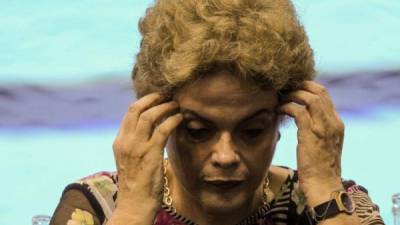 Dilma Rousseff lucha para continuar su mandato.