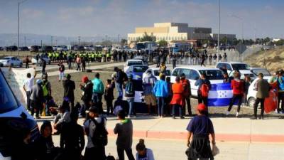 Migrantes hondureños y salvadoreños protestaron ayer frente al consulado de EEUU en Tijuana./EFE.