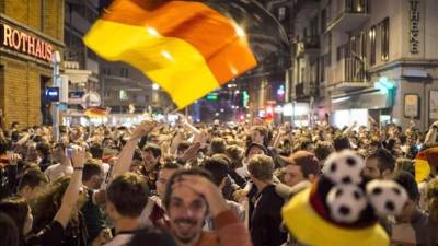La prensa italiana ensalzó hoy al jugador alemán Mario Götze, autor del gol que sentenció la final del Mundial ante Argentina y a quien calificó como 'niño de oro', y destacó que con esta victoria Alemania alcanzó a Italia con cuatro títulos.