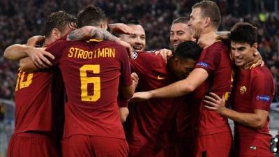 Roma's Italian striker Stephan El Shaarawy (hidden) celebrates with teammates after scoring a second goal during the UEFA Champions League football match AS Roma vs Chelsea on October 31, 2017 at the Olympic Stadium in Rome. / AFP PHOTO / Alberto PIZZOLI