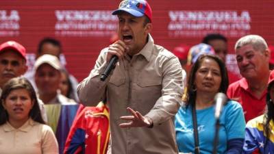 El vicepresidente de Venezuela, Tareck El Aissami (c), habla ante simpatizantes en una marcha contra sesión OEA sobre la situación del país el 28 de marzo de 2017, en Caracas (Venezuela). EFE
