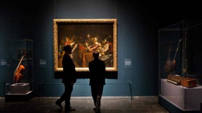 Visitantes del 'Met' observan una obra del pintor francés Valentin de Boulogne, exhibida en una de sus salas.
