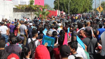 Cientos de migrantes varados en el sur de México se preparan para avanzar en caravana hacia la capital mexicana.