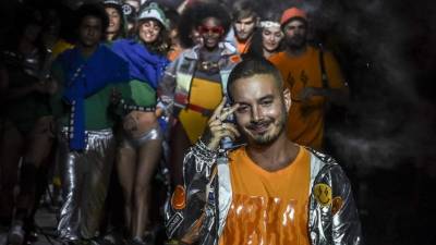 El reguetonero y diseñador colombiano saludando a los invitados en la pasarela de la marca GEF en Colombiamoda.