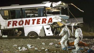 El impacto destrozó por completo la zona delantera del autobús.