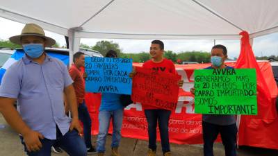 <b><span class=mln_uppercase_mln>Acción.</span></b> Importadores protestaron con pancartas afuera de la aduana La Mesa, en La Lima.<span class=mln_uppercase_mln> Foto: Melvin Cubas.</span>