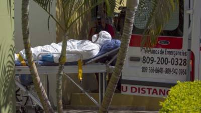 Personal sanitario en República Dominicana realiza un simulacro de ébola, a manera de prevención en un centro hospitalario de la capital.