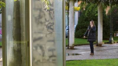 En la imagen, fragmento del muro de Berlín se encuentra instalado en una urna urna en el Pseo de la Junquera de Redondela. EFE/Salvador Sas.