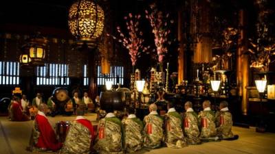 Monjes budistas japoneses, en las oraciones matinales del templo Zenko-ji Daikanjin de Nagano.