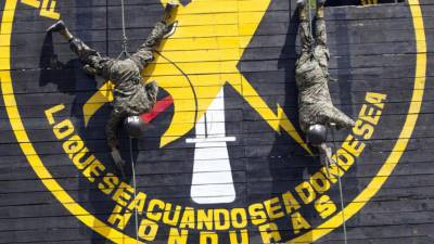 Fotografía del 30 de septiembre de 2013 de soldados que integran la Policía Militar de Honduras realizando maniobras de entrenamiento para el combate urbano, en una unidad militar en La Venta, al este de Tegucigalpa. EFE