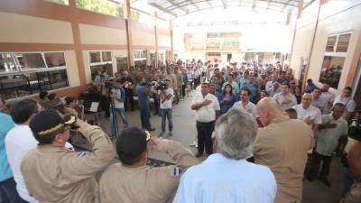 Las autoridades y bomberos celebraron la remodelación de la tercera estación en la ciudad. Foto: Melvin Cubas.