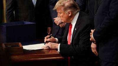 Donald Trump firmó la 'Nica Act' este jueves.