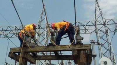 Las cuadrillas de la EEH realizan mantenimientos a la red eléctrica nacional.
