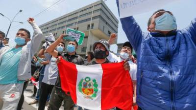 Manifestantes celebran la renuncia de Merino a la presidencia de Perú./AFP.