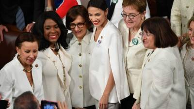 Las legisladoras demócratas de ambas cámaras del Congreso visten este martes de blanco para asistir al discurso del Estado de la Unión.