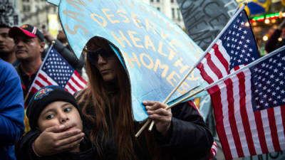 Un grupo de latinos marcha un año después del huracán Sandy en Estados Unidos. AFP