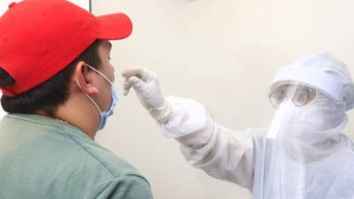 Una microbióloga de Cruz Roja hace un hisopado nasofaríngeo a un paciente para realizar la prueba de antígeno FOTO: Moisés Valenzuela.