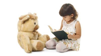 El juego simbólico es la capacidad de realizar representaciones mentales; por ejemplo, hablar con alguien.