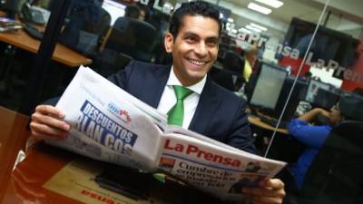 Ismael Cala deja su estudio en CNN y se traslada por unas horas a la sala de redacción de Diario LA PRENSA para compartir experiencias.