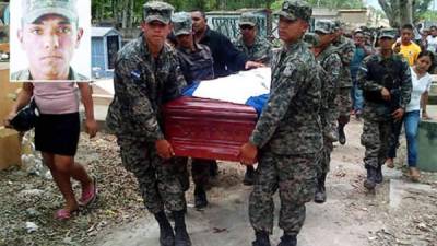 Los restos de Ponce fueron cargados por sus compañeros de la Fuerza Naval Hondureña este viernes en el cementerio general de Puerto Castilla.