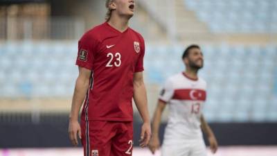 Erling Haaland fue borrado por completo por la zona defensiva de Turquía. Foto AFP.