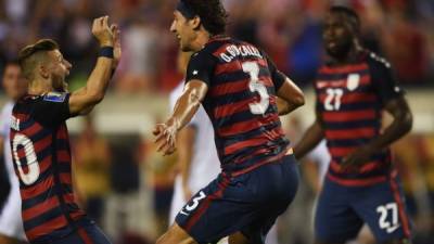 Jugadores de Estados Unidos celebrando el gol de Omar González. Foto AFP