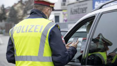 La policía austriaca realiza operativos para permitir la circulación únicamente de quienes cuentan con su certificado de vacunación.